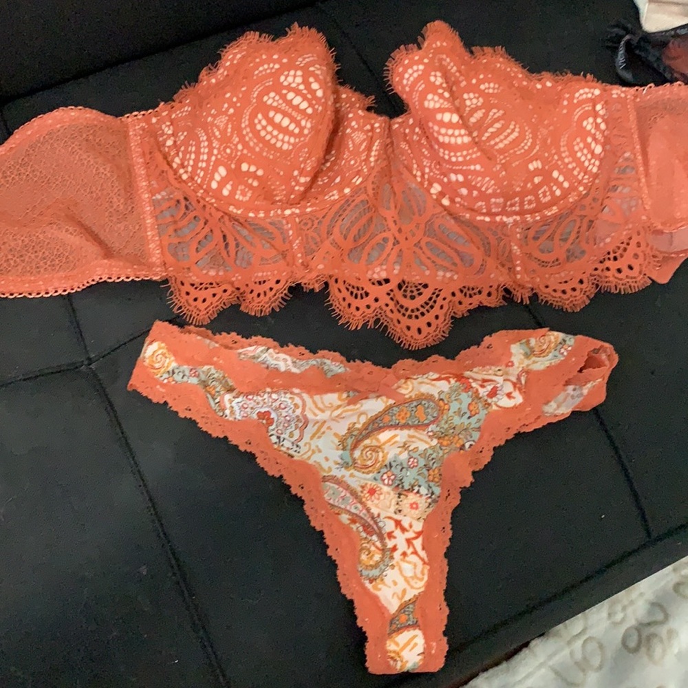36D Victoria’s Secret bralette - new with tags! & m thong new